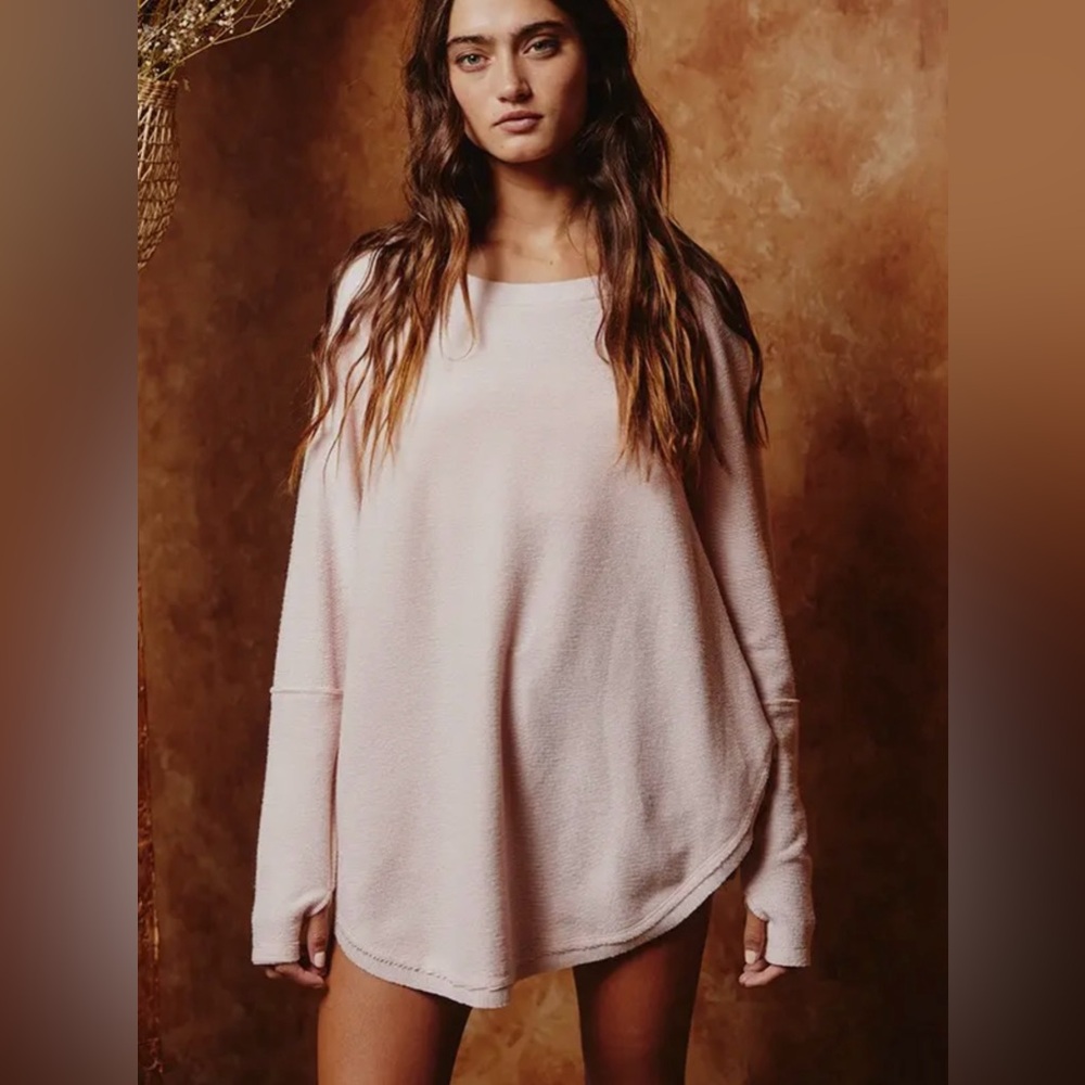 BUCKETLIST BOAT NECK TOP WITH THUMBHOLE DETAIL